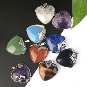 Collier en cristal de guérison en pierres précieuses naturelles 2025, pendentif cœur en cristal, vente chaude - Product Image 1