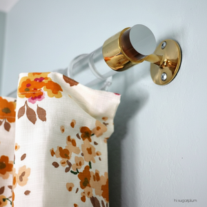 Support de rideau acrylique au design unique avec une clarté et une résistance de première qualité pour les présentoirs de rideaux de fenêtre luxueux - Product Image 1