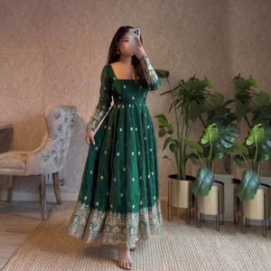 Robe Anarkali en soie brodée verte, longueur ras du sol, tenue traditionnelle indienne et pakistanaise pour femmes, vêtement de mariage, coupe régulière, extensible - Product Image 1