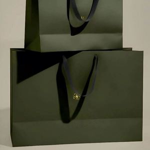 ถุงกระดาษของขวัญสำหรับบรรจุภัณฑ์น้ำหอม พิมพ์โลโก้ตามสั่ง ทำจากกระดาษรีไซเคิล พร้อมหูหิ้วเชือก - Product Image 5