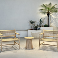 Fauteuils d'extérieur en bois avec sièges tressés pour jardin et terrasse