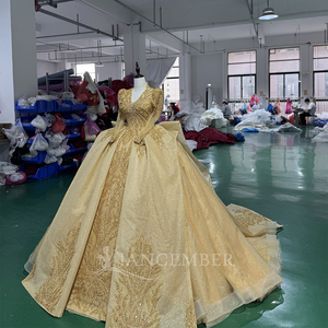 Robe de bal de Quinceañera de luxe XS192 dorée à col en V, traîne chapelle, longueur ras du sol, avec fleurs, dentelle et cristaux, style moderne pour filles - Product Image 3