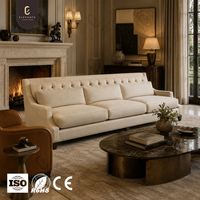 Canapé en tissu capitonné style Old Money avec accoudoirs incurvés, coussins en mousse, pieds en bois et accents en laiton antique pour l'intérieur d'une grande maison