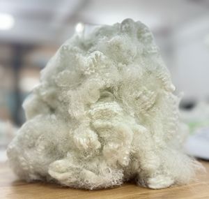 Fibre creuse en polyester recyclé du Vietnam sans silicone 15D HD 64mm pour le rembourrage doux des textiles de maison et des couettes - Product Image 2