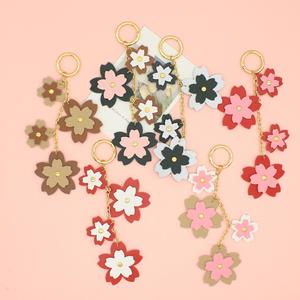 Llavero Decorativo de Cuero PU con Flores, Elegante Accesorio Boho para Mujer, Colgante Portátil para Bolso - Product Image 1