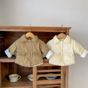 2025 inverno nuova <span class=keywords><strong>giacca</strong></span> imbottita in cotone per bambini a manica lunga vestiti per neonati con risvolto cappotto in velluto - Product Image 3