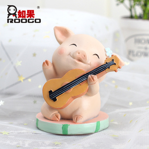 <span class=keywords><strong>Figurine</strong></span> de cochon musical en polyrésine écologique artisanale en gros, design cochon bouffant jouant de l'ukulélé, en résine peinte <span class=keywords><strong>à</strong></span> la main pour cadeau - Product Image 1