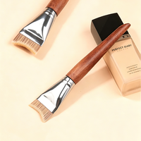 Pinceau de maquillage ultra-fin sans couture en fibres synthétiques avec manche en bois en forme de croissant ; Pinceau pour fond de teint, correcteur et base de maquillage.