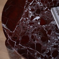 Table basse en marbre foncé Emperado avec quatre pieds cylindriques