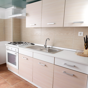 Gabinetes de Cocina de Lujo de Madera Maciza de Fresno y MDF en Color Marrón Claro para Apartamentos - Product Image 1