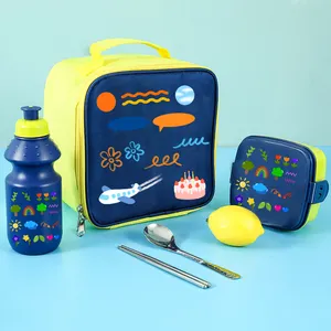 Nouveau 2024 boîte à lunch personnalisée ensemble sac à main portable enfants avec sac isotherme bouteille d'eau en plastique 21*21*12cm