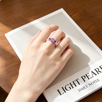 Elastischer Ring mit weißen Zuckerwürfel-Kristallen und natürlichen Süßwasser-Kartoffelperlen der AA-Qualität – Trendiges, vielseitiges Accessoire für den Alltag und Pendeln