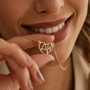 Mode personnalisé nom première lettre en acier inoxydable amour pendentif collier personnalisé plaqué or collier cadeau d'anniversaire de noël - Product Image 3
