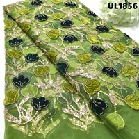 Tissu en dentelle de velours perlé populaire en Bolivie, dentelle florale en velours lourdement perlée à la main pour la confection de robes de soirée et de mariée