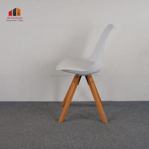 <span class=keywords><strong>Chaise</strong></span> blanche économique en plastique PP et <span class=keywords><strong>bois</strong></span> pour une utilisation polyvalente en intérieur et en extérieur dans la salle à manger et le salon - Product Image 3