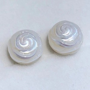 Boucles d'oreilles en perles de culture blanches sculptées en forme de roses, 8,5-10 mm, bijoux romantiques pour femmes - Product Image 1