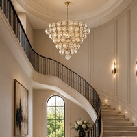 Zeitgenössische Innen-Wendeltreppe Maßgefertigte Marmorstufen Schwarzes Metallgeländer LED-Beleuchtung Geschwungene Treppe für Doppelhaus-Villa
