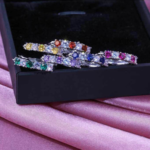 Orecchini a Cerchio con Zirconi Colorati in Stile Europeo, Versatili e alla Moda per Donne - Product Image 2