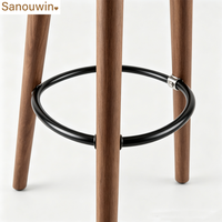 Tabouret de bar rembourré en chêne massif avec repose-pieds en métal, chaise de bar pour îlot de cuisine au dossier incurvé de style minimaliste nordique