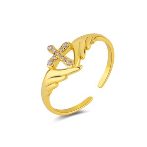 Anello con Croce e Ali in Argento Sterling S925 Placcato 18K, Anello di Alta Gamma con Ali d'Angelo e Demone - Product Image 1