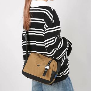 Bolsa deportiva de nailon a cuadros, bolso bandolera ligero, versátil y casual - Product Image 3