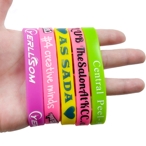 Bracelet en silicone personnalisé avec logo en relief, bracelet fin personnalisé avec logo gravé et rempli d'encre pour les mariages et les réunions <span class=keywords><strong>de</strong></span> famille - Product Image 5