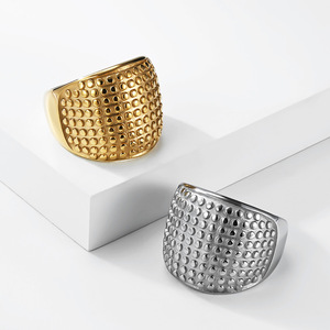 Anillo de titanio estilo retro francés para mujer, estilo nicho de alta gama, chapado en oro de 18K, anillo elegante que no se desvanece. - Product Image 1