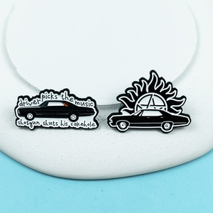 Broche de voiture rétro de style dessin animé, design personnalisé et élégant, accessoire lettre anglaise, badge métallique créatif pour vêtements et sacs à dos - Product Image 3