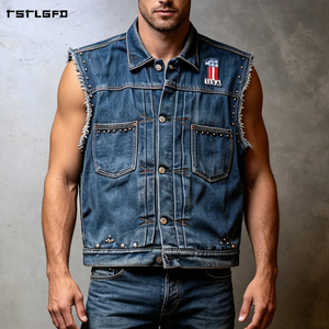 Gilet en jean délavé pour homme, coupe slim, style motard Americana, avec ourlet effiloché, clous argentés, patch USA, double poche poitrine et boutons en laiton - Product Image 2