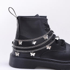 Botas Martin con Cadena Metálica Multicapa y Colgante de Mariposa, Accesorio de Moda, Punta Redonda, Suela de Goma, Estilo Moderno - Product Image 2