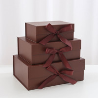Boîte cadeau rigide en papier enduit, pliable, recyclable, imperméable, de luxe, avec fermeture magnétique, gaufrage, logo personnalisé, portable, cadeau personnalisé