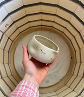 Bol à matcha fait à la main avec bec verseur, bol à matcha chawan avec impressions personnalisées, chawan en grès personnalisé, capacité de 15 oz