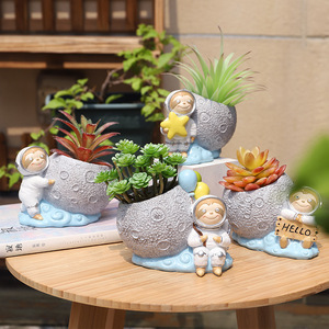Vaso Creativo HY in Resina per Piante Succulente, Sfera Decorativa da Scrivania, Vaso per Piante a Tema Pianeti e Astronauti, Piccolo Contenitore per Giardinaggio - Product Image 3