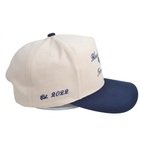 Casquette de baseball unisexe blanche sportive en jean à 5 panneaux avec logo personnalisé brodé et impression en relief, ajustable, de haute qualité