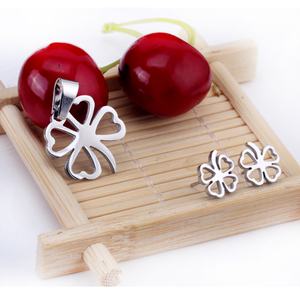 Ensemble de bijoux en gros pour femmes : collier et boucles d'oreilles en acier inoxydable plaqué or 18 carats avec pendentif porte-bonheur - Product Image 6