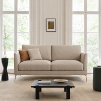 Canapé minimaliste rembourré en tissu texturé crème, 2 places, avec pieds en bois clair, pour usage hôtelier