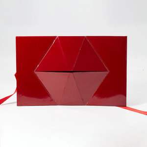 Caja de Regalo Cosmética Rígida Plegable Triangular Roja Creativa con Impresión de Logotipo de Marca Personalizada y Lazo de Cinta - Product Image 3