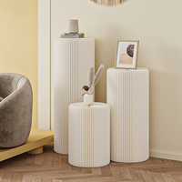 Support de présentation pliable cylindrique en papier kraft pour gâteaux et desserts, idéal pour la décoration de mariage moderne et les événements.