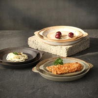 Assiette en céramique rustique avec deux poignées pour steak, pâtes et pizza