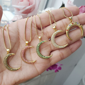 Collana NZ1179 con Ciondolo Luna Placcato Oro, Pendente a Mezzaluna con Micro Pavé di Zirconi per Donne - Product Image 2