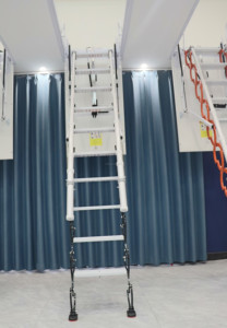 Escalera Telescópica de Acero Aislada Moderna de Fábrica Henzs, Capacidad de Carga de 300 kg, Altura Extendida de 10 pies, Ángulo de Inclinación de 45 Grados - Product Image 6