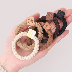 Élastique à cheveux en peluche sur le thème de l'ours pour femmes, élastique épais pour queue de cheval avec étiquette en cuir de dessin animé, tenue décontractée, printemps 2024 - Product Image 1