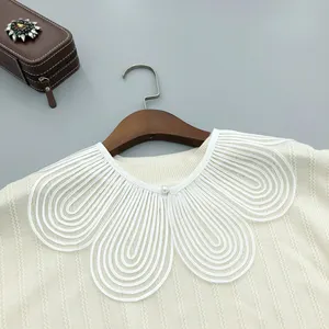 ネックカラーの刺繍デザインスーツ