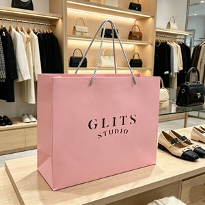Bolsas de papel rosa mate al por mayor con asa de cordón retorcido, logotipo de marca impreso personalizado, bolsas de regalo de papel ecológico para tiendas de ropa de moda - Product Image 1