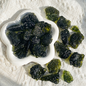 Vente en gros de Moldavite de haute qualité, cristal minéral de guérison, spécimen brut, pierre brute pour la décoration - Product Image 2