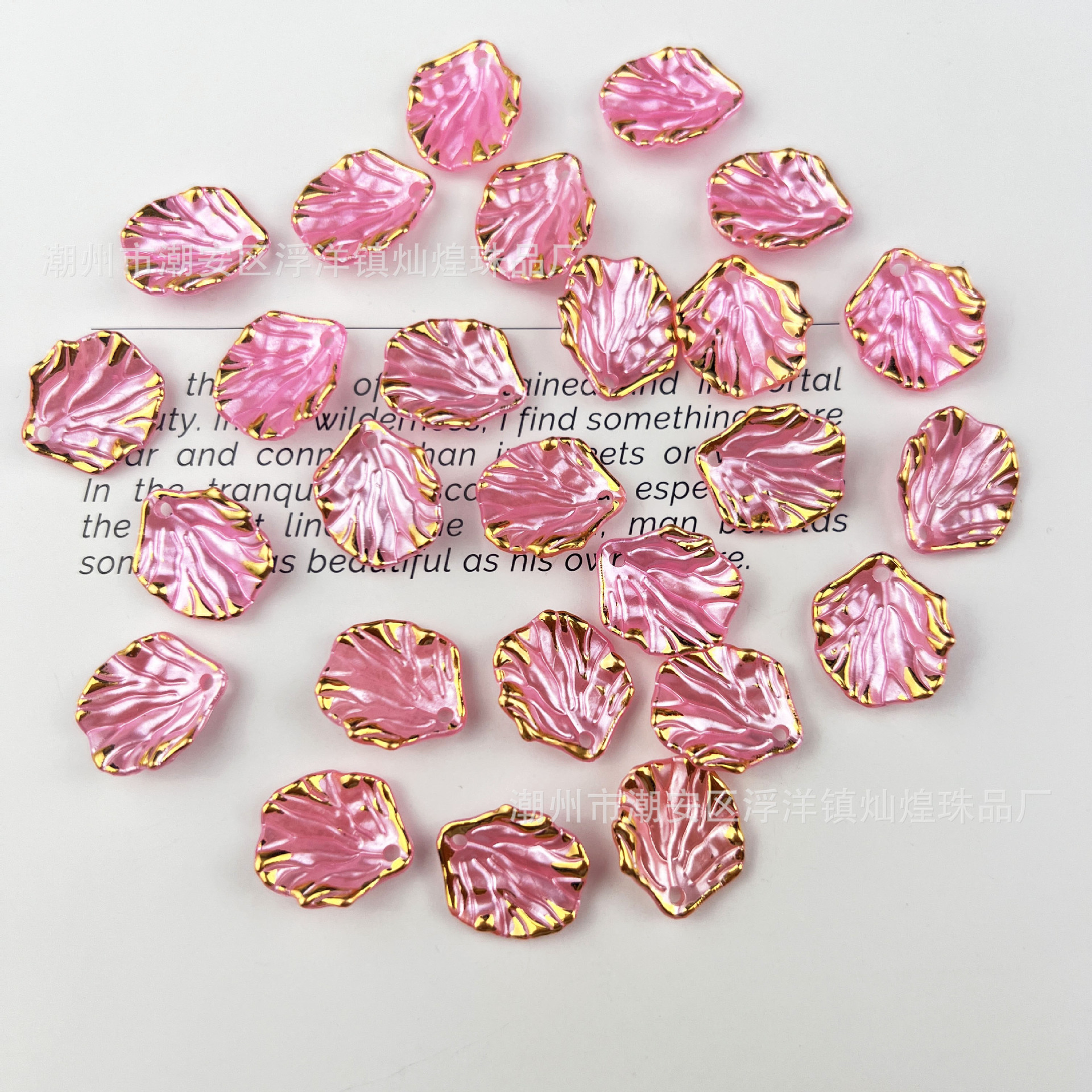 Hojas de concha dorada rosa intenso