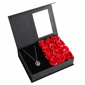 Set <span class=keywords><strong>Regalo</strong></span> Rosa 2026 di Tendenza: Scatola con Rosa di Sapone e Collana con Ciondolo a Cuore, <span class=keywords><strong>Regalo</strong></span> Romantico <span class=keywords><strong>per</strong></span> <span class=keywords><strong>Lei</strong></span>, San Valentino - Product Image 1