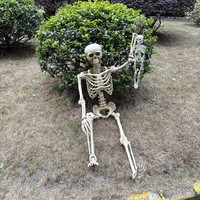 Squelette d'Halloween en plastique grandeur nature de 1,65 m pour décoration de fête, accessoire de maison hantée en plein air, crâne et os pose en position assise