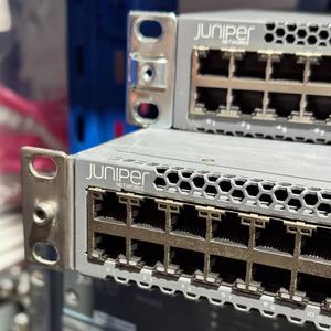 محول إيثرنت جونيبر EX4300-48MP بتقنية POE بسعة 40 جيجابت في الثانية وسرعة نقل 10/100/1000 ميجابت في الثانية + EX-<span class=keywords><strong>UM</strong></span>-4SFPP-MR + وحدتي تزويد طاقة - Product Image 2