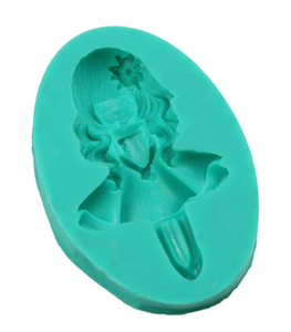 Moule en silicone pour petite fille mignonne à cheveux longs, avec bandeau fleuri et robe évasée - Product Image 3